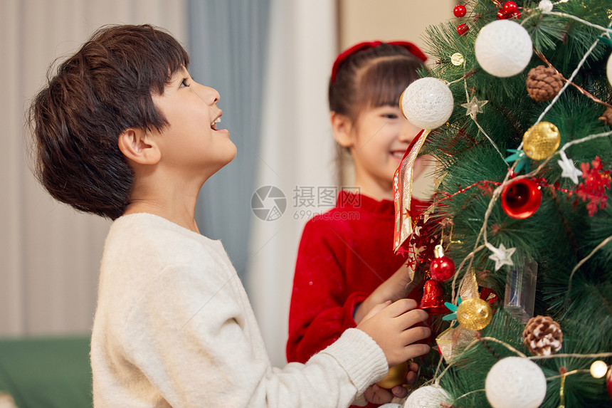 装饰圣诞树的儿童图片