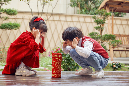 过年儿童在院子里放鞭炮图片