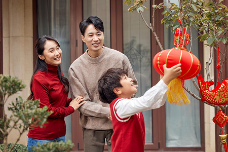 过年装饰院子的一家人背景图片