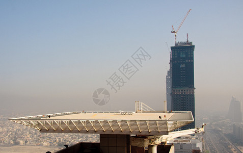 位于迪拜的塔台城市摩天大楼街区地平面上有一个图片