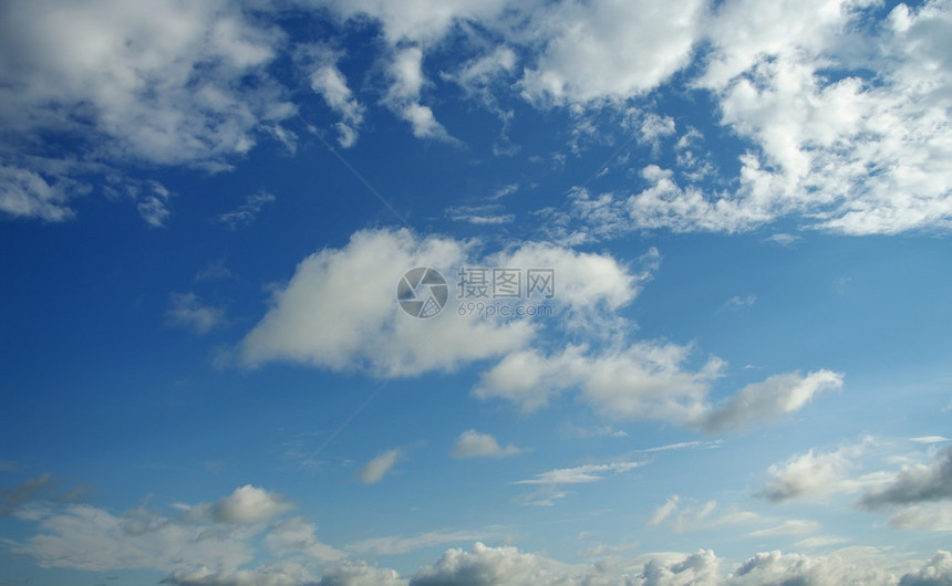 有云彩的蓝色夏天空图片