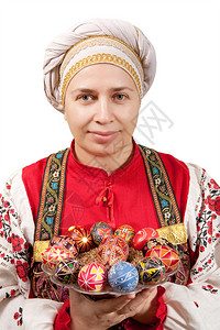 穿着俄罗斯传统服装和帽子的妇女拿着东图片