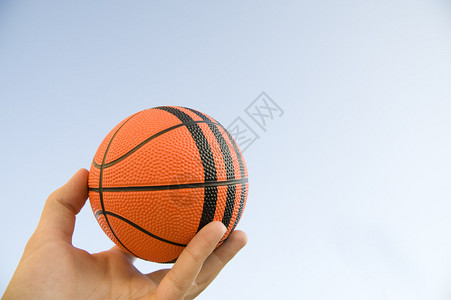 天空背景下的篮球图片