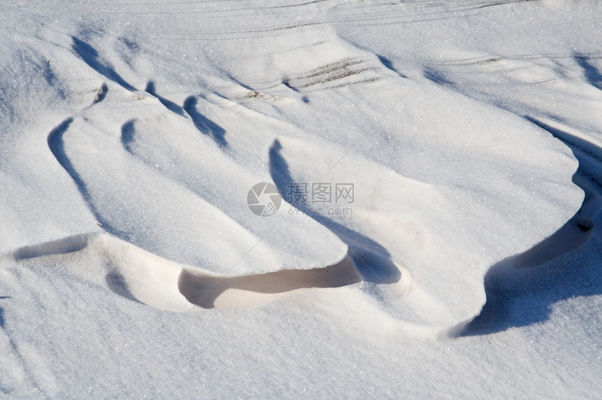 雨夹雪贴地形成美丽的浮雕图片