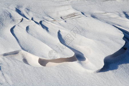 雨夹雪贴地形成美丽的浮雕背景图片