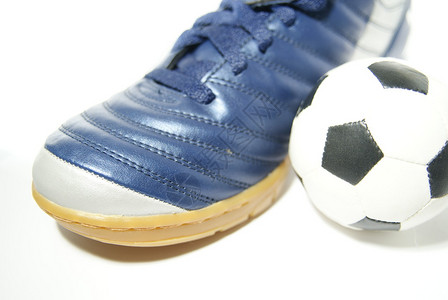 足球鞋nad球上白色孤立背景图片