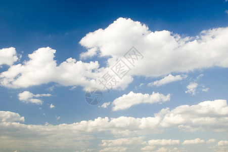 蓬松的云彩灰色的云彩和蓝天图片