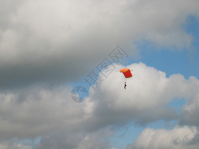 白云中的橙色降落伞图片
