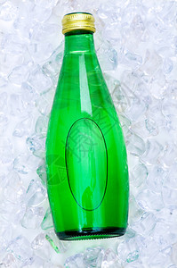 冰块上的绿色瓶装水图片