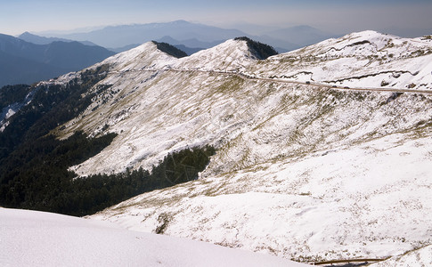 白雪皑的风景山间交通道路和森林图片