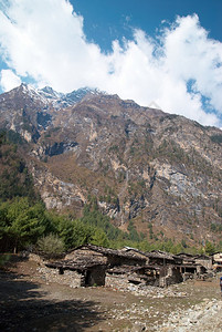 喜马拉雅山的藏族村庄蓝天图片