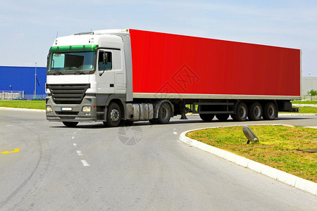 长的红色半卡车侧视图背景图片