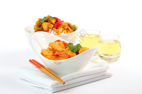咖喱鸡蔬菜和米酒的美味佳肴图片