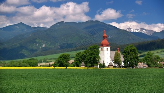 斯洛伐克的Meadow和旧教堂图片