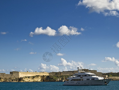 游艇进入马耳他大港图片