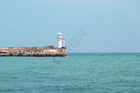 秋水空长天一色海湾中的灯塔海天一色背景