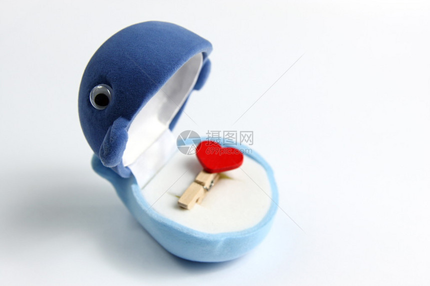 打开礼盒蓝鲸有一颗心图片