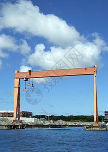 在哥德堡港装卸货物集装箱的大型工业码头起重机图片