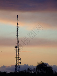 通信桅杆映衬着冬日的夕阳图片