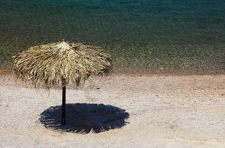 沙滩上草料制成的沙滩伞图片