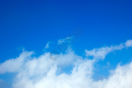 白云映衬着深蓝色的天空图片