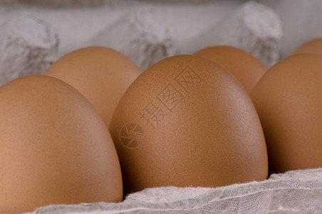 鸡蛋包装中的棕色鸡蛋图片