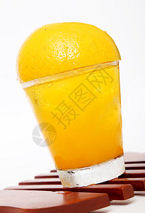 木托盘上的冷橙汁图片
