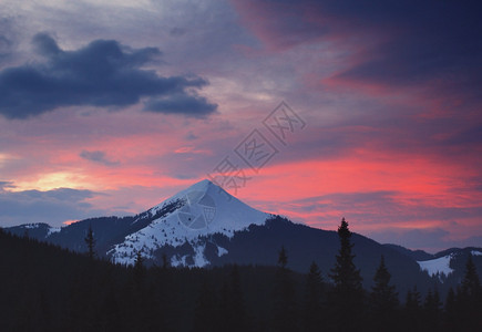 冬天风景与山在早晨天空与云彩图片