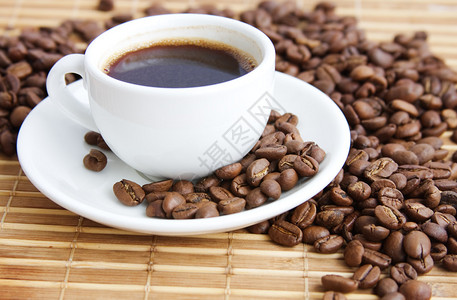 一杯咖啡在背景咖啡豆图片