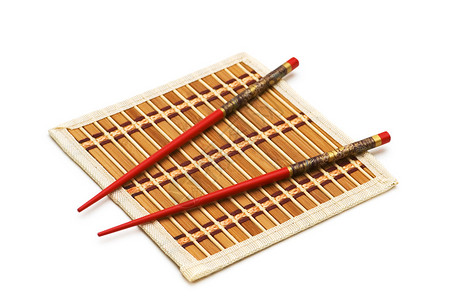 垫子上的红色筷子与白色隔离图片