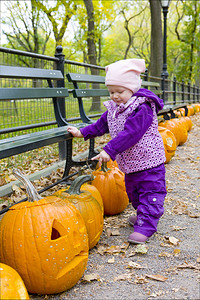 在美国纽约市秋天中央公园的小女孩图片