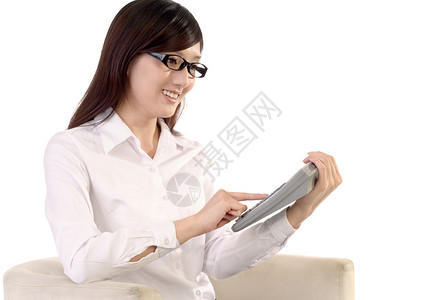 商业女商人在白色背景下计算微笑和坐在沙发图片