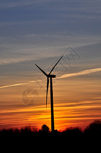 日落时的风力涡轮机图片