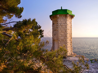 旧的石灯塔仍在亚得里亚海背景图片