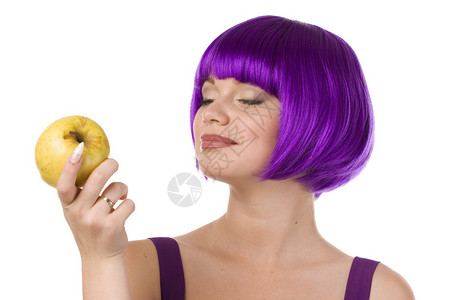 穿紫色假发和黄色苹果装图片
