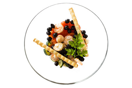 食品和饮料地中海食谱虾仁沙拉配黑橄榄樱桃番茄黄瓜和面包棒在白图片