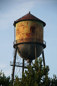 反对蓝天的一座老水塔背景图片