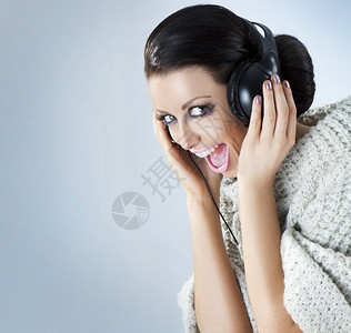 一个女孩耳机听音乐的摄图片