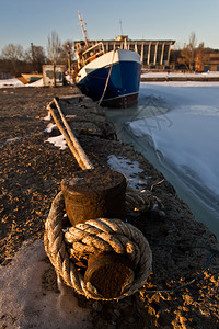 工业船被困在码头结冰的水中图片