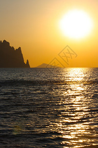 5月黎明时黑海与卡拉达格山一起在克图片