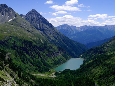 阿尔卑斯山的水库图片