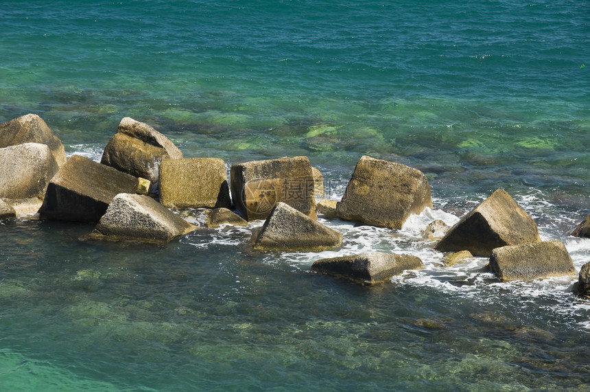 关闭海中的岩石图片