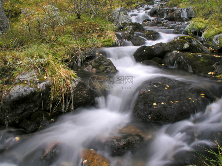 山涧流水的美丽风景图片