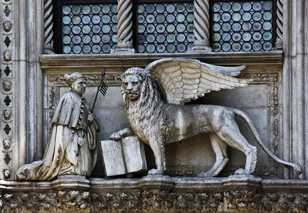 意大利威尼斯的圣马可广场一座教堂大楼上的威尼斯狮图片
