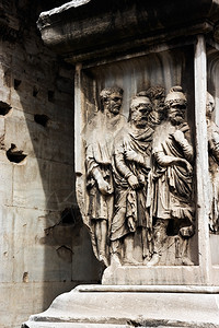 在罗马论坛的建筑物之一的雕塑图片