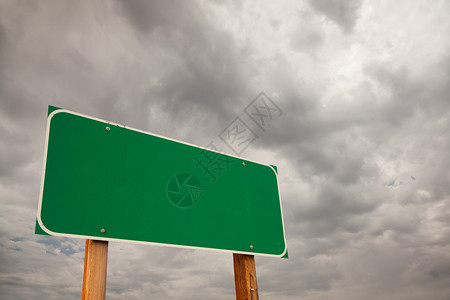 空洞的绿色路标在戏剧暴风云之上图片