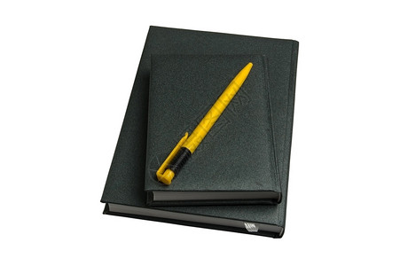 两本绿色笔记本和两支黄色笔在白图片