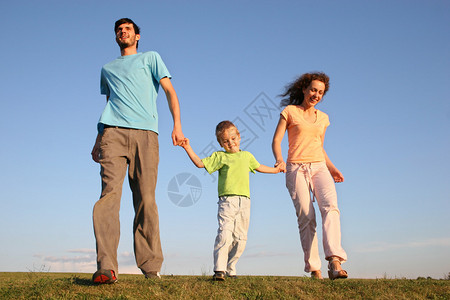 草地上奔跑的家庭高清图片