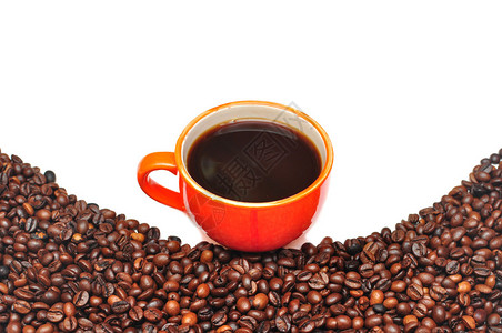 白色背景上的咖啡红杯和谷物背景图片