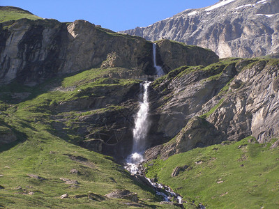 天然瀑布或瀑布景观图片